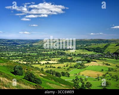 Großbritannien, Derbyshire, Peak District, Blick vom Great Ridge über Hope Valley in Richtung Zementwerk. Stockfoto