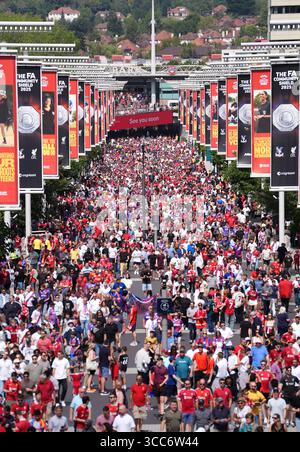 Die Fans kommen auf Wembley weit vor dem FA Community Shield Spiel im Wembley Stadium, London. Bilddatum: Sonntag, 10. August 2025. Stockfoto