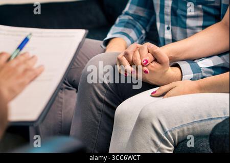Therapie für Paare. Familienhilfe, Psychologe oder Eheberatung. Psychologe, Arzt oder Therapeutin. Beziehungsberater. Stockfoto