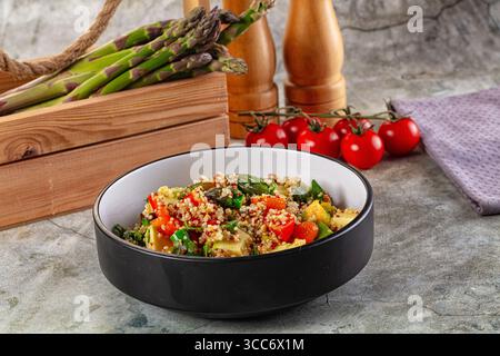Veganer Salat mit Quinoa-Spargel, Avocado und Tomate Stockfoto