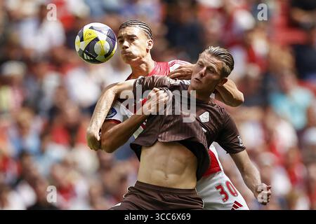 AMSTERDAM - (L-R) Aaron Bouwman aus Ajax, Milan Zonneveld vom SC Telstar während des niederländischen Eredivisie-Spiels zwischen Ajax Amsterdam und SC Telstar in der Johan Cruijff Arena am 10. August 2025 in Amsterdam, Niederlande. ANP | Hollandse Hoogte | Maurice van Steen Stockfoto
