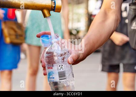 Frisches Trinkwasser aus dem Wasserspender, Touristen füllen Ihre Plastikflasche auf, Erfrischung im Hochsommer, München, August 2025 Deutschland, München, August 2025, frisches Trinkwasser aus dem Wssserspender in der Sendlinger Straße, Touristen und Münchner füllen hier gerne ihre Trinkwasserflaschen auf, willkommene Erfrischung in der Sommerhitze, Münchner Wasser, Plastikflasche mit dem umstrittenen festverbundenen Verschluss, gefesselte Kappen, Sommer, Bayern, *** frisches Trinkwasser aus dem Wasserspender, Touristen füllen ihre Plastikflasche, Erfrischung im Hochsommer, München, August 2025 Stockfoto