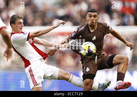 AMSTERDAM - (L-R) Youri Baas von Ajax, Soufiane Hetli vom SC Telstar während des niederländischen Eredivisie-Spiels zwischen Ajax Amsterdam und SC Telstar in der Johan Cruijff Arena am 10. August 2025 in Amsterdam, Niederlande. ANP | Hollandse Hoogte | Maurice van Steen Stockfoto