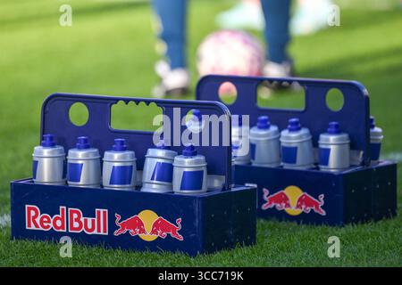 Stadtgelände, Nottingham am Samstag, den 9. August 2025. Red Bull Erfrischungen während des Freundschaftsspiels zwischen Nottingham Forest und Al Qadsiah FC vor der Saison am Samstag, den 9. August 2025. (Foto: Jon Hobley | MI News) Credit: MI News & Sport /Alamy Live News Stockfoto