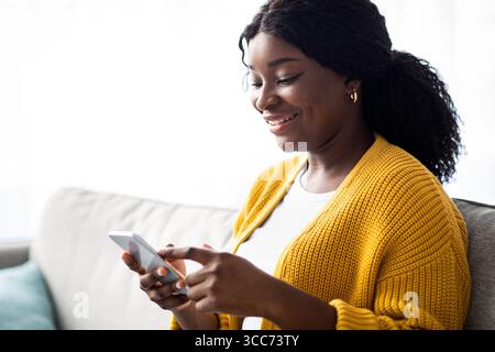 Schöne afroamerikanerin mit Smartphone, Nahaufnahme Stockfoto