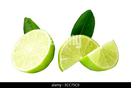 Die Vorderansicht besteht aus einer grünen Zitronenhälfte und zwei Vierteln mit grünen Zitronenblättern im Stapel und ist auf weißem Hintergrund mit Beschneidungspfad isoliert. Stockfoto