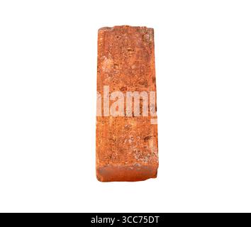 Die Draufsicht eines gerissenen alten roten oder orangefarbenen Ziegels ist auf weißem Hintergrund mit Beschneidungspfad isoliert. Stockfoto