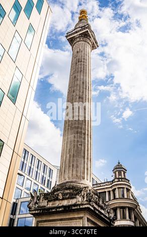 Blick auf das Monument of the Great Fire of London mit Basrelief und dorischer Säule in der historischen City of London, Großbritannien Stockfoto