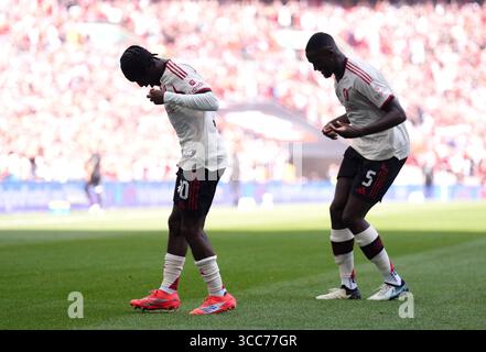 Jeremie Frimpong (links) feiert mit Teamkollege Ibrahima Konate das zweite Tor des Spiels während des FA Community Shield Spiels im Wembley Stadium in London. Bilddatum: Sonntag, 10. August 2025. Stockfoto