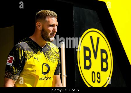 Dortmund, Deutschland. August 2025. DORTMUND, DEUTSCHLAND - 10. AUGUST: Nico Schlotterbeck von Borussia Dortmund geht während einer Teampräsentation während des Freundschaftsspiels zwischen Borussia Dortmund und Juventus FC am 10. August 2025 im Signal Iduna Park in Dortmund aus. (Foto: Rene Nijhuis) Credit: René Nijhuis/Alamy Live News Credit: René Nijhuis/Alamy Live News Stockfoto