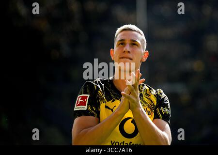 Dortmund, Deutschland. August 2025. DORTMUND, DEUTSCHLAND - 10. AUGUST: Nico Schlotterbeck von Borussia Dortmund applaudiert bei einer Teampräsentation während des Freundschaftsspiels zwischen Borussia Dortmund und Juventus FC im Signal Iduna Park am 10. August 2025 in Dortmund. (Foto: Rene Nijhuis) Credit: René Nijhuis/Alamy Live News Credit: René Nijhuis/Alamy Live News Stockfoto