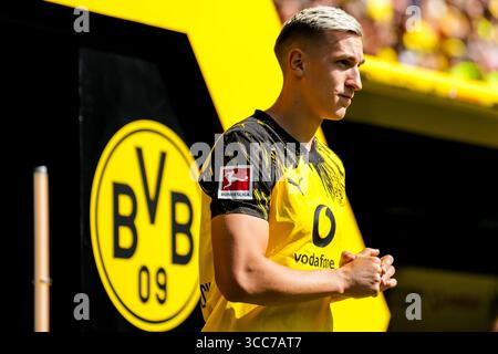 Dortmund, Deutschland. August 2025. DORTMUND, DEUTSCHLAND - 10. AUGUST: Nico Schlotterbeck von Borussia Dortmund geht während einer Teampräsentation während des Freundschaftsspiels zwischen Borussia Dortmund und Juventus FC am 10. August 2025 im Signal Iduna Park in Dortmund aus. (Foto: Rene Nijhuis) Credit: René Nijhuis/Alamy Live News Credit: René Nijhuis/Alamy Live News Stockfoto