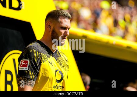Dortmund, Deutschland. August 2025. DORTMUND, DEUTSCHLAND - 10. AUGUST: Nico Schlotterbeck von Borussia Dortmund geht während einer Teampräsentation während des Freundschaftsspiels zwischen Borussia Dortmund und Juventus FC am 10. August 2025 im Signal Iduna Park in Dortmund aus. (Foto: Rene Nijhuis) Credit: René Nijhuis/Alamy Live News Credit: René Nijhuis/Alamy Live News Stockfoto
