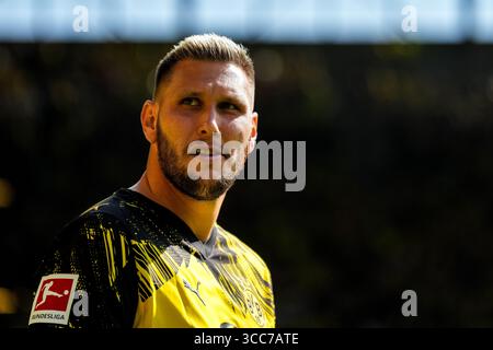 Dortmund, Deutschland. August 2025. DORTMUND, DEUTSCHLAND - 10. AUGUST: Nico Schlotterbeck von Borussia Dortmund geht während einer Teampräsentation während des Freundschaftsspiels zwischen Borussia Dortmund und Juventus FC am 10. August 2025 im Signal Iduna Park in Dortmund aus. (Foto: Rene Nijhuis) Credit: René Nijhuis/Alamy Live News Credit: René Nijhuis/Alamy Live News Stockfoto
