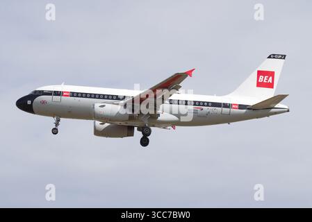 British Airways Airbus A319 BEA Retro-Lackierflugzeug kommt an Land. London - 9. August 2025 Stockfoto