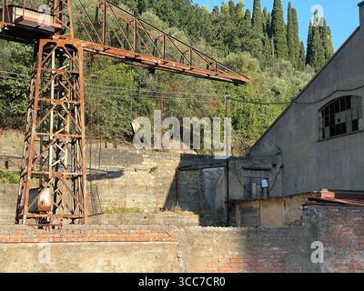 Gebäude der alten Fabrik. Ruinen und rostige Strukturen. Alte baufällige Gebäude und Natur. Stockfoto