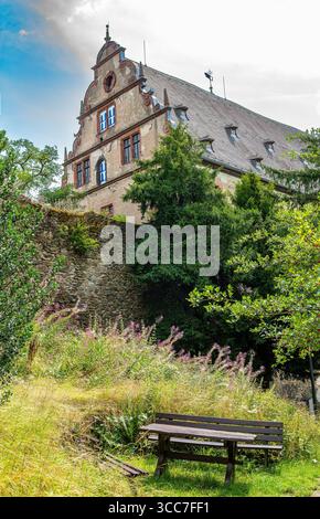 Kronberg Castle ist eine hochmittelalterliche Felsenburg in Kronberg im Taunus Stockfoto