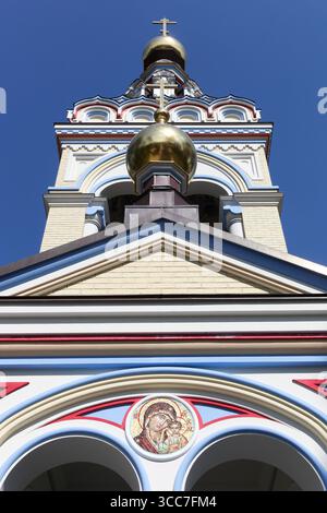 Oben auf der Kirche unserer Lieben Frau von Kasan in Jurmala, Lettland Stockfoto