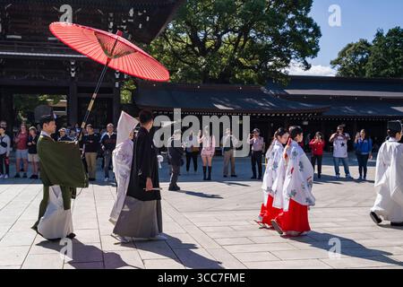 Prozession von Braut und Bräutigam während einer Shinto-Hochzeit am Meiji Jingu Shinto-Schrein, Yoyogikamizonocho, Shibuya City, Tokio, Kantō, Honshu, Japan Stockfoto
