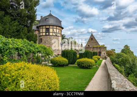 Kronberg Castle ist eine hochmittelalterliche Felsenburg in Kronberg im Taunus Stockfoto
