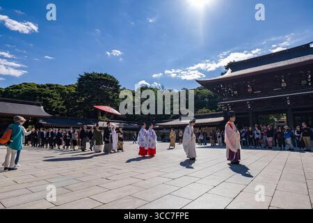 Prozession von Braut und Bräutigam während einer Shinto-Hochzeit am Meiji Jingu Shinto-Schrein, Yoyogikamizonocho, Shibuya City, Tokio, Kantō, Honshu, Japan Stockfoto