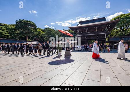 Prozession von Braut und Bräutigam während einer Shinto-Hochzeit am Meiji Jingu Shinto-Schrein, Yoyogikamizonocho, Shibuya City, Tokio, Kantō, Honshu, Japan Stockfoto