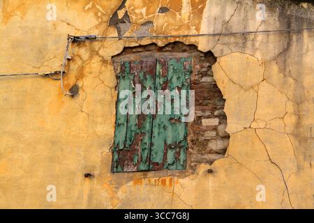 Porretta Terme, Italien. Beschädigte Fassade eines alten Gebäudes. Stockfoto
