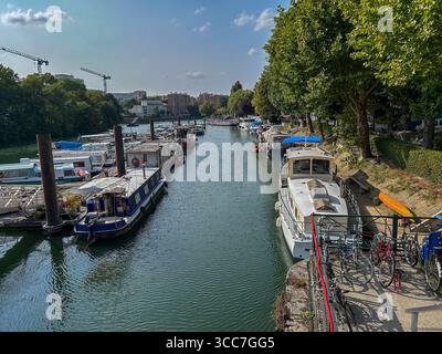 Joinville-le-Pont, Frankreich, private Hausboote, im Hafen am Marne River, landschaftlich reizvoll, Pariser Vororte im Osten Stockfoto