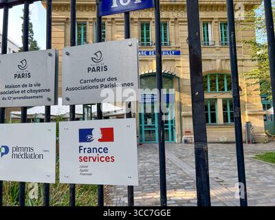 Paris, Frankreich, Detail Französisches Schild, France Services, Öffentlicher Zugang Für Behörden, Vordergebäude, Nahaufnahme, Schild Stockfoto