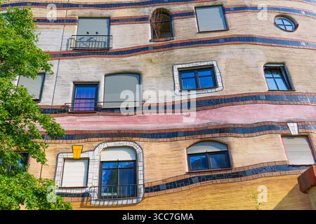 Farbenfrohe Fassade des Wohnkomplexes Waldspirale in Darmstadt mit einzigartigem architektonischen Design mit geschwungenen Linien und verschiedenen Gewinnen Stockfoto