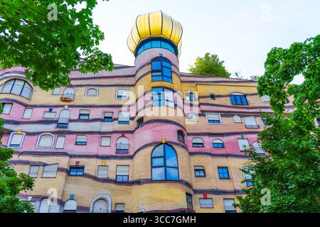Architektonische Details des Wohnkomplexes Waldspirale mit farbenfrohen Fassaden, einzigartigen Kurven und einer markanten Dachkonstruktion in Darmstadt. Stockfoto