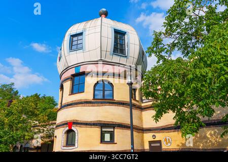 Architektonische Details des Wohnkomplexes Waldspirale in Darmstadt mit einzigartigem Spiraldesign, farbenfrohen Fassaden und einem unverwechselbaren Dach Stockfoto