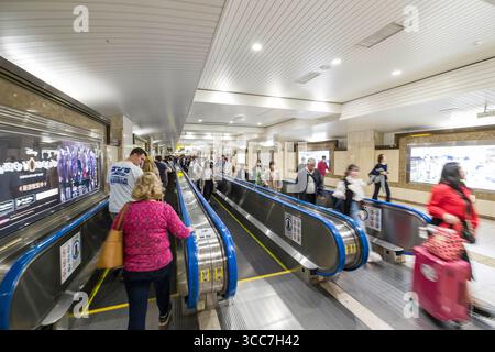 Menschen, die in unterirdischen Durchgängen laufen, die die Keiyo-Linie mit dem Bahnhof Tokio, Marunouchi, Chiyoda City, Tokio, Kantō, Honshu, Japan Stockfoto