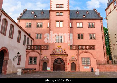 Darmstadt, Deutschland - 5. Juni 2025: Vorderansicht des Residenzschlosses Darmstadt mit seiner pinkfarbenen Fassade, komplizierten Dekorationselementen und einem Cha Stockfoto