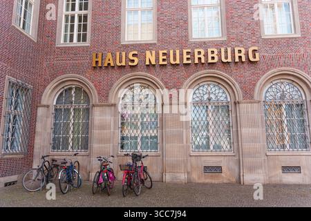 Köln, Deutschland - 15. Juni 2025: Fassade des Hauses Neurburg mit Fahrrädern, die vor der Tür stehen, mit schöner Architektur und Buntglaswind Stockfoto