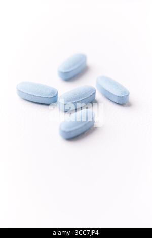 Multivitamintabletten auf hellem Papierhintergrund. Nahaufnahme. Kopierbereich Stockfoto
