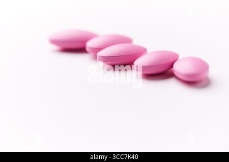 Multivitamintabletten auf hellem Papierhintergrund. Nahaufnahme. Kopierbereich Stockfoto