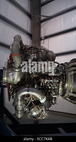 Nahaufnahme eines ausgestellten SpaceX Merlin-Raketenmotors mit komplexen Rohrleitungen, Ventilen und Turbomaschinen in einer Luft- und Raumfahrtanlage Stockfoto