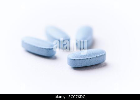 Multivitamintabletten auf hellem Papierhintergrund. Nahaufnahme. Kopierbereich Stockfoto