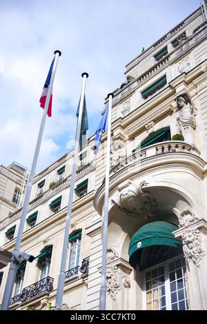 Französische und EU-Flaggen an der historischen Gebäudefassade in Paris Frankreich Stockfoto