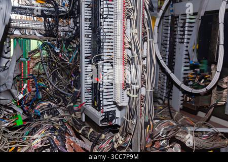 Mehrere angeschlossene Serverkabel in einem Verteilerkasten. Stockfoto