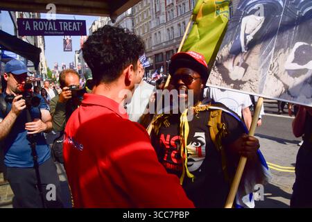 London, England, Großbritannien. August 2025. Ein pro-palästinensischer Mann, der ein T-Shirt für das Personal des Vodafone-Geschäfts trägt, und ein pro-israelischer Demonstrant mit einer MAGA-Kappe, während israelische Anhänger, einschließlich Familienmitglieder von Geiseln, im Strand zur Downing Street marschieren und fordern, dass alle israelischen Geiseln, die von der Hamas in Gaza gehalten werden, freigelassen werden. (Kreditbild: © Vuk Valcic/ZUMA Press Wire) NUR REDAKTIONELLE VERWENDUNG! Nicht für kommerzielle ZWECKE! Quelle: ZUMA Press, Inc./Alamy Live News Stockfoto