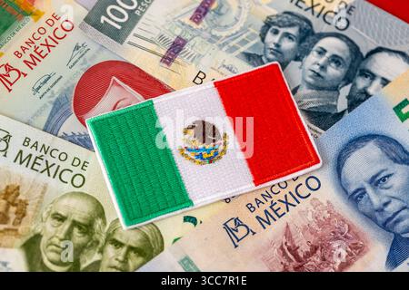 Mexiko-Geld. Mexikanische Flagge und Peso-Banknoten. Finanz- und Geschäftskonzept. Nahaufnahme Stockfoto