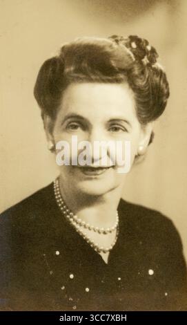 Porträt einer älteren Frau, österreichisch-ungarischer Einwanderer in den Vereinigten Staaten, um 1950. Stockfoto