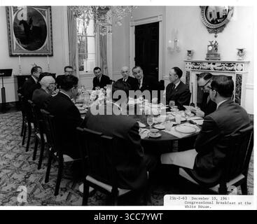 Präsident Lyndon B. Johnson frühstückt mit Kongressmitgliedern Stockfoto