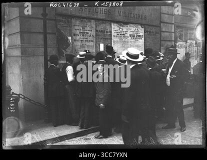 Publikumslesung von Mobilisierungsplakaten in Paris, 2. August 1914. Frankreich Stockfoto
