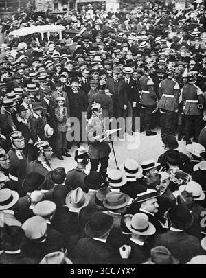 Deutschland zu Beginn des Ersten Weltkrieges, 1914 ein Berliner Publikum hört als Deutscher Offizier des Kaisers um für die Mobilisierung am 1. August 1914 liest. Am folgenden Tag, nach den Anforderungen der Schlieffen Plan, Deutschland Luxemburg eingedrungen und fordert freies Geleit für seine Truppen durch Belgien, Frankreich anzugreifen. Stockfoto