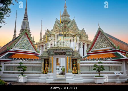 Blick auf den buddhistischen Tempel Phra Mondop im buddhistischen Tempelkomplex Wat Po in Bangkok, Thailand. Stockfoto