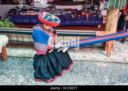 Cusco, Peru - 15. März 2025: Andenfrau webt traditionelle Textilien in Chinchero. Das reiche kulturelle Erbe und die Handwerkskunst der Anden. Stockfoto