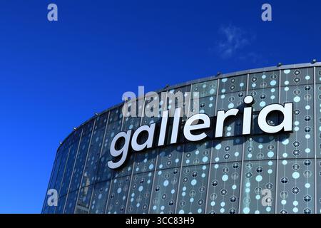 Galleria-Schild an einer Wand draußen. Schwedisches Einkaufszentrum namens Bromma Blocks. Klarer blauer Himmel. Stockholm, Schweden. Stockfoto